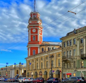 Старинный Петербург и отражение современности