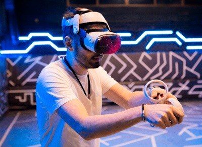 Игра в VR-шлеме со свободным перемещением для взрослых и детей