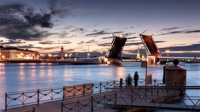 Романтика белых ночей и разводных мостов