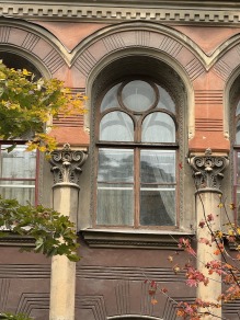 По Васильевскому с островитянином!