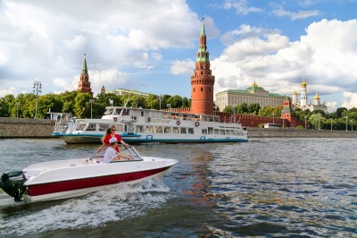 Водная прогулка за штурвалом катера вдоль Кремля