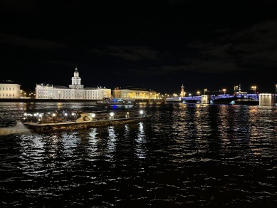 Каналы и разведение мостов: ночной круиз в Петербурге