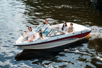 За 1 час — по главным водным артериям Петербурга на катере