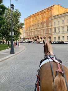 Парадный Петербург под цокот копыт