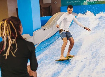 Индивидуальное и групповое катание на surf-волне в любое время года