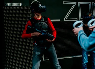 Захватывающие игры в VR-шлемах на арене площадью 100 кв. м