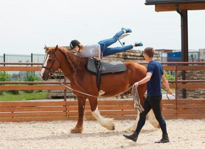 Занятие конным спортом Equi-Fitness в конноспортивном клубе
