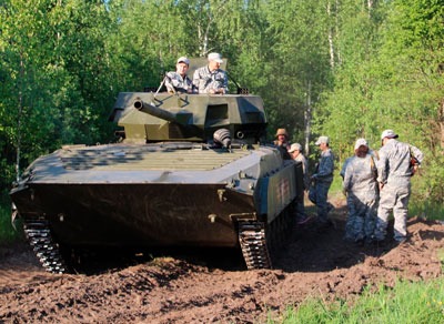 Участие в программе с катанием на танке Т-14 и стрельбой из автомата АК-47