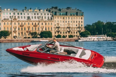 На катере Ferrari — по рекам и каналам Петербурга