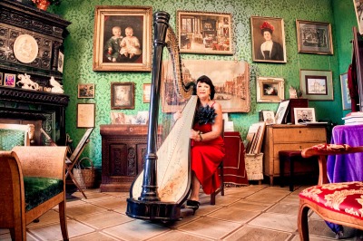 В гости к семье Бенуа: закрытая квартира и живая мелодия арфы