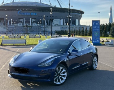 Трансфер на Tesla из аэропорта с экскурсией по Петербургу