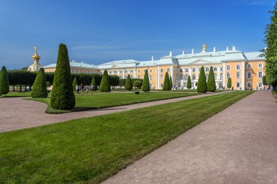 Великолепный дворец Петергофа
