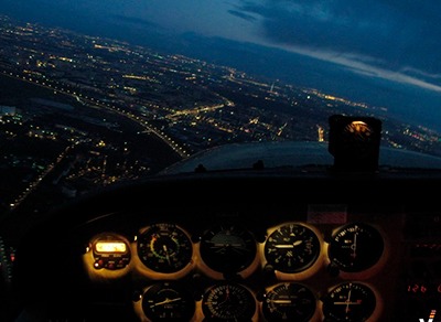 Ночной полет на самолете над Санкт-Петербургом