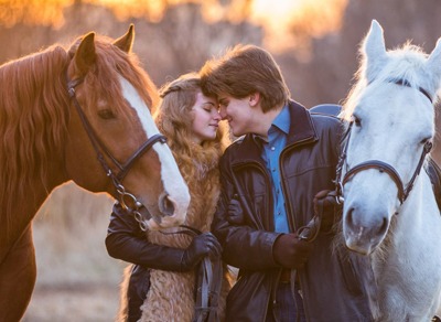 Романтическое свидание на лошадях в хвойном лесу