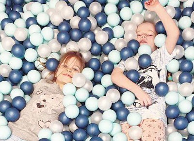 Посещение или проведение праздника в детском центре: горка, бассейн с шариками
