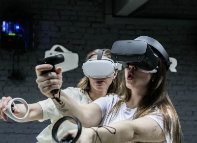 Посещение или проведение праздника в клубе виртуальной реальности